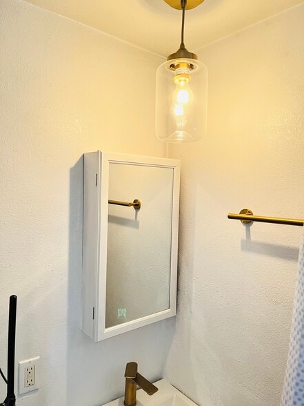 Building Photo - 1170 Esperanza St