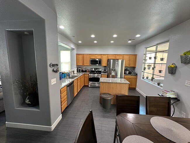 Building Photo - Gorgeous 3 bedroom Mountains Edge House