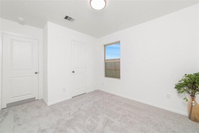 Building Photo - 1626 Red Oak Dr