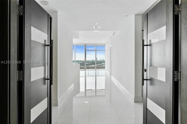 Building Photo - 900 Biscayne Blvd
