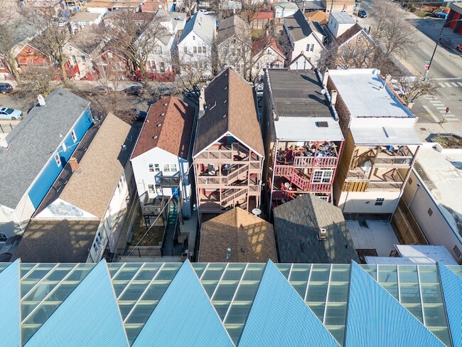 Building Photo - 2011 W Cullerton St