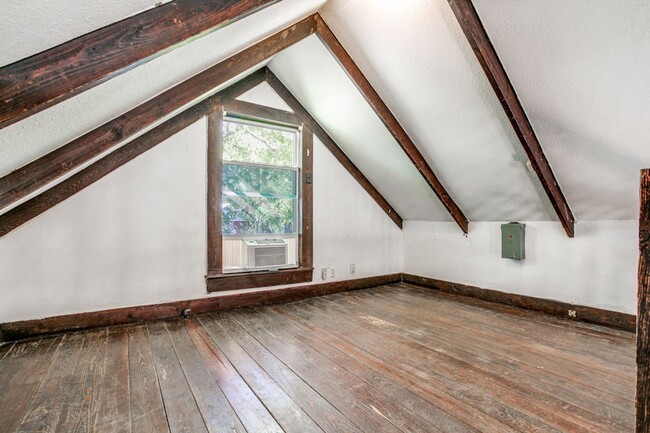 Building Photo - Cozy Rental with Loft near Woodlawn Lake!