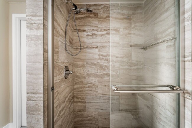 Building Photo - Charming Cottage in sought after Old Hicko...