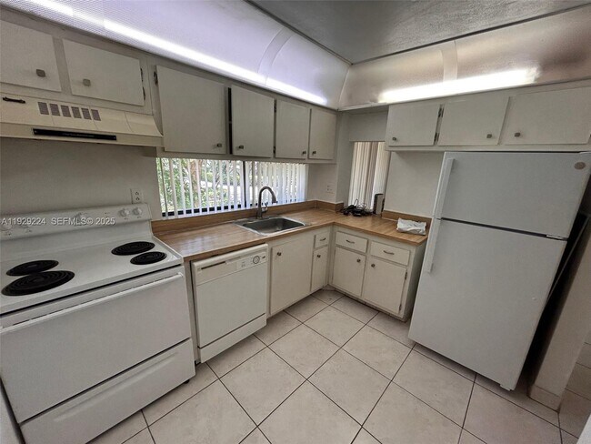 Building Photo - 16919 N Bay Rd