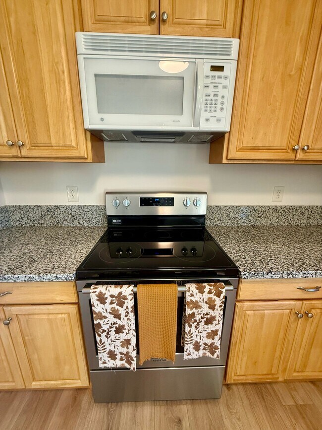 Building Photo - 240 Scholtz Ave