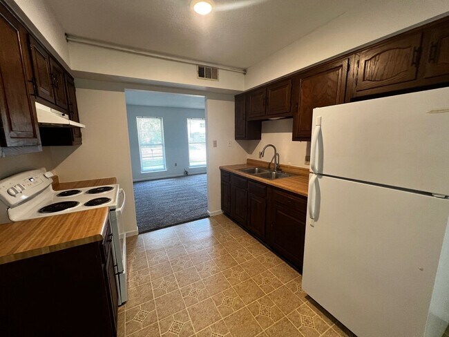 Building Photo - 3 Bedroom/1.5 bathroom Duplex