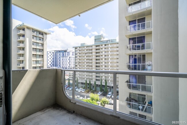 Building Photo - $2400 / 2 BD, 1 BA, 1 parking Condo in Hon...