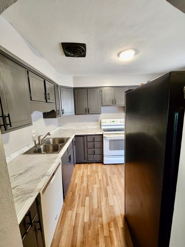 Building Photo - Beautiful brick 2 bedroom