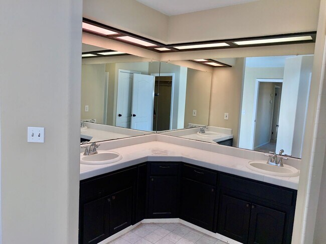Building Photo - Beautifully Updated 4/2.5 near Woodward Park