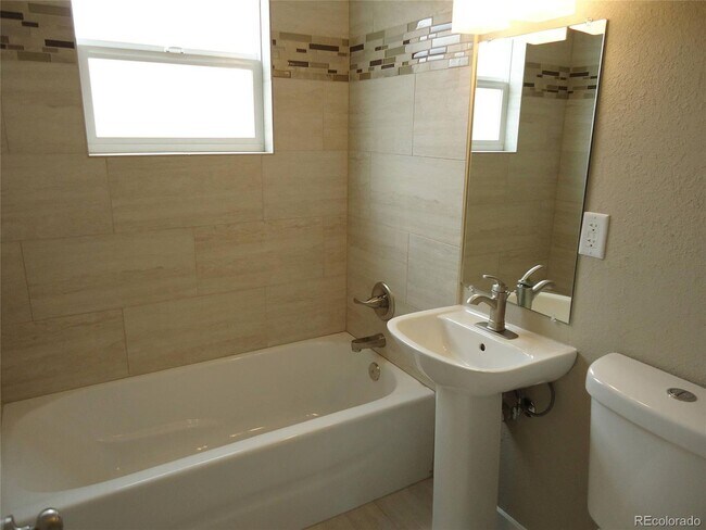 Building Photo - Updated Chaffee Park Home