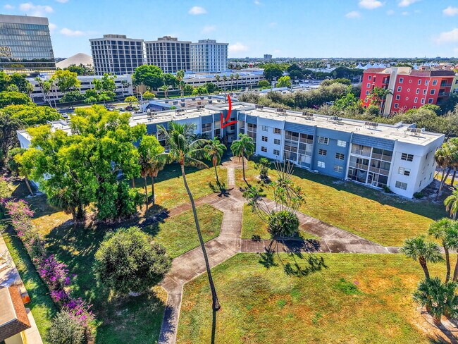 Building Photo - 1630 Embassy Dr