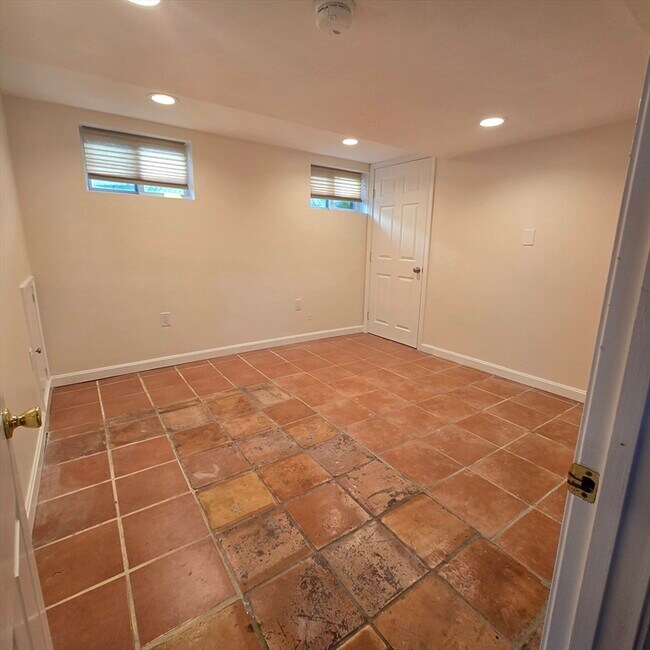 Building Photo - 56 Waterhouse St