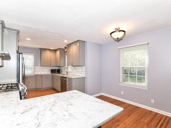 Building Photo - 2407 Baur Dr