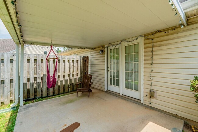 Building Photo - A Smart Home with Room to Roam conveniently located near Doctor's Hospital!