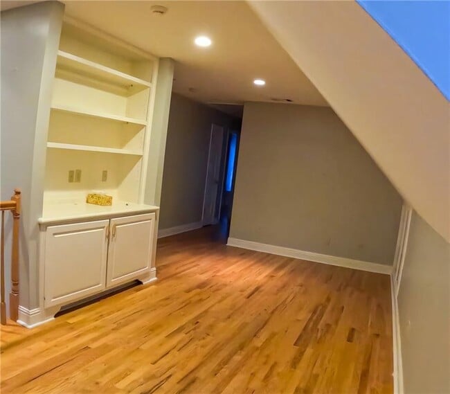 Building Photo - 998 Ferncliff Rd NE