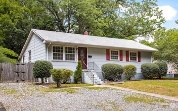 Building Photo - Charming 3-Bedroom Rancher with Hardwood F...