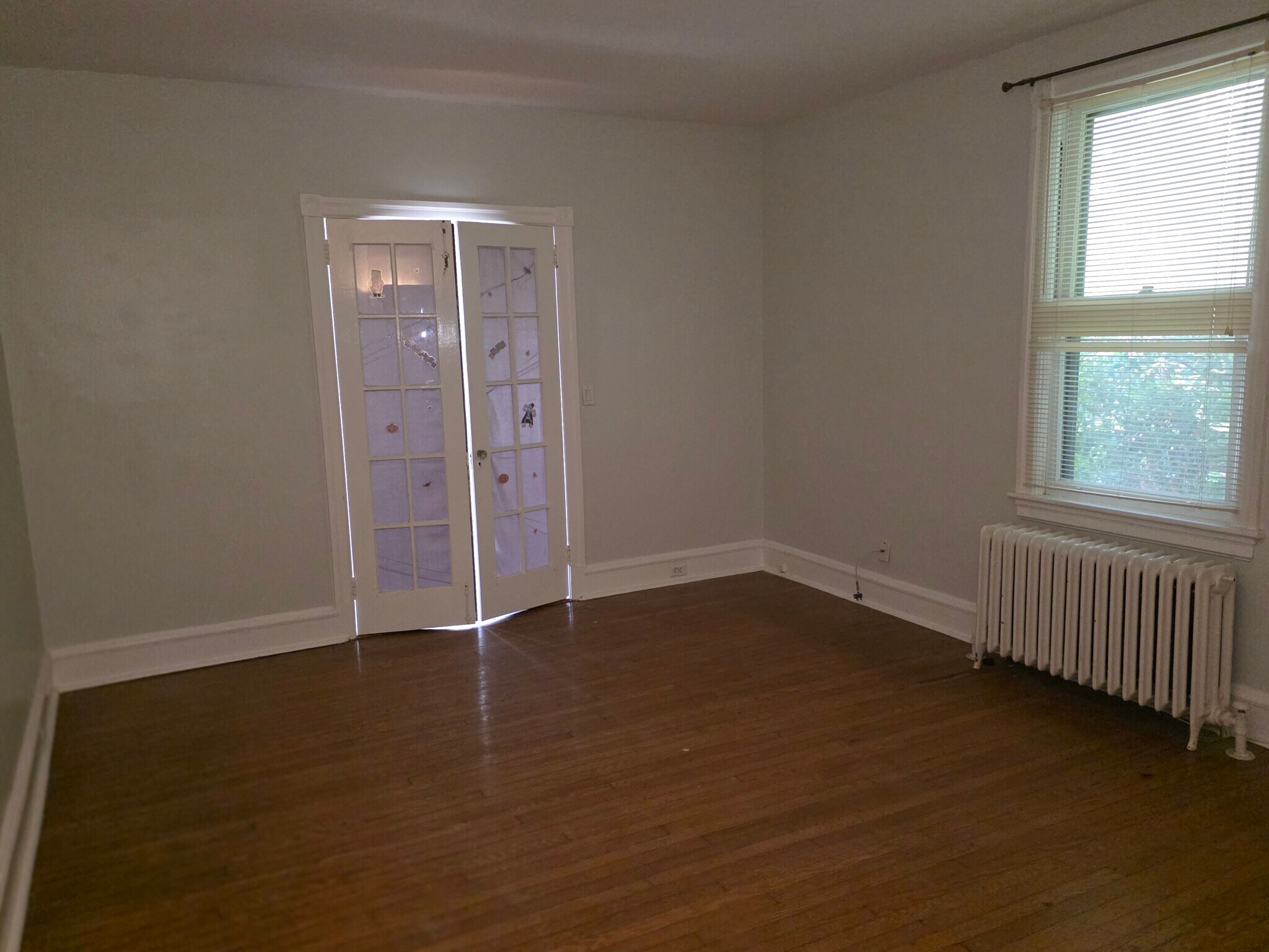 Living room - 228 W Magnolia Ave