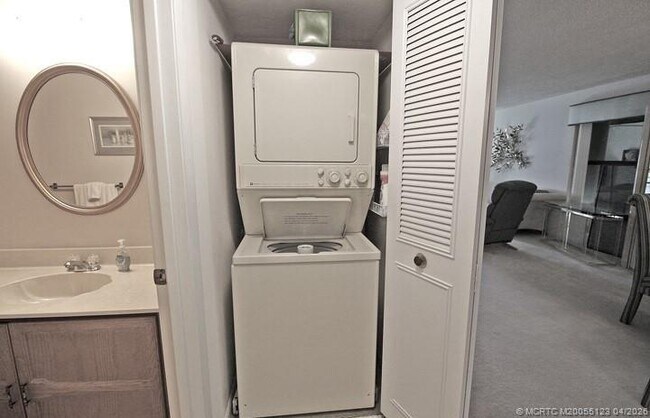 Building Photo - 300 SW South River Dr