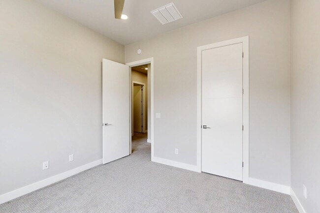 Building Photo - 2645 E Osborn Rd