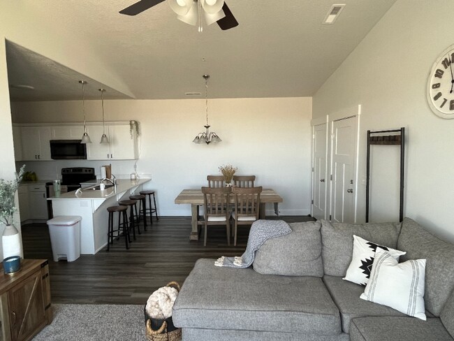 Building Photo - 927 W Coral Charm Wy