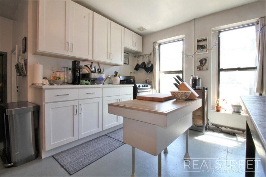 Building Photo - Spacious Studio LOFT in Williamsburg!