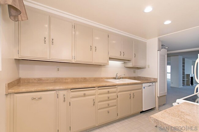 Kitchen - 939 Coast Blvd