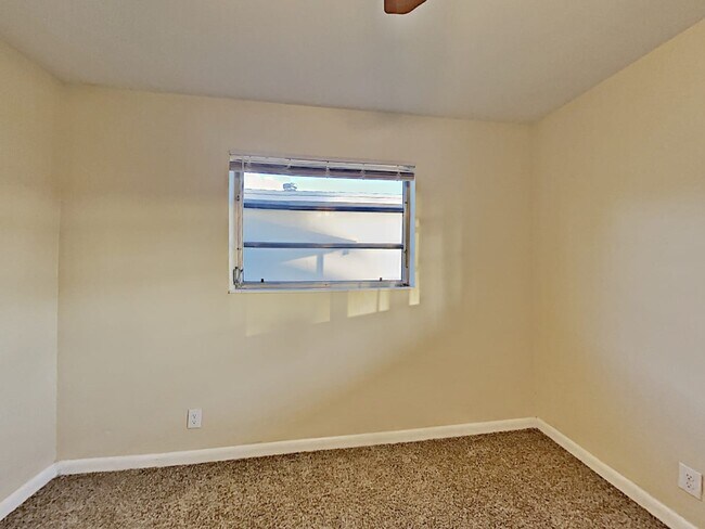 Building Photo - 631 S Crescent Dr