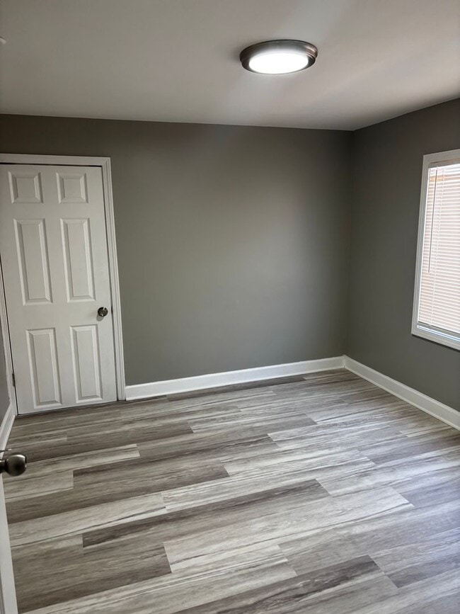 Building Photo - 4 Bedroom Beauty