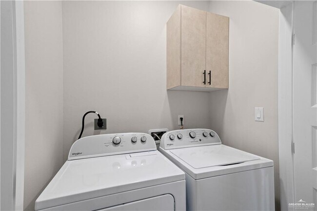 Building Photo - 405 N Onyx Ave