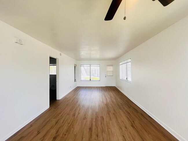 Building Photo - 1241 W River Dr