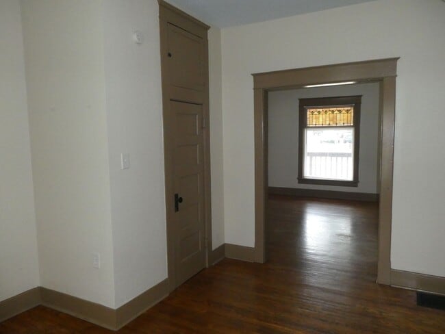 Building Photo - 2 Bedroom House Downtown