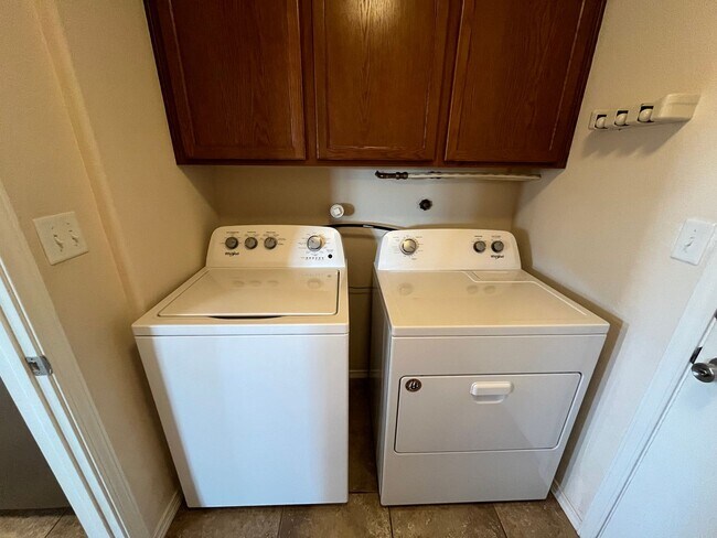 Building Photo - Roomy 3 Bedroom 2 Bathroom Home In Los Lunas!