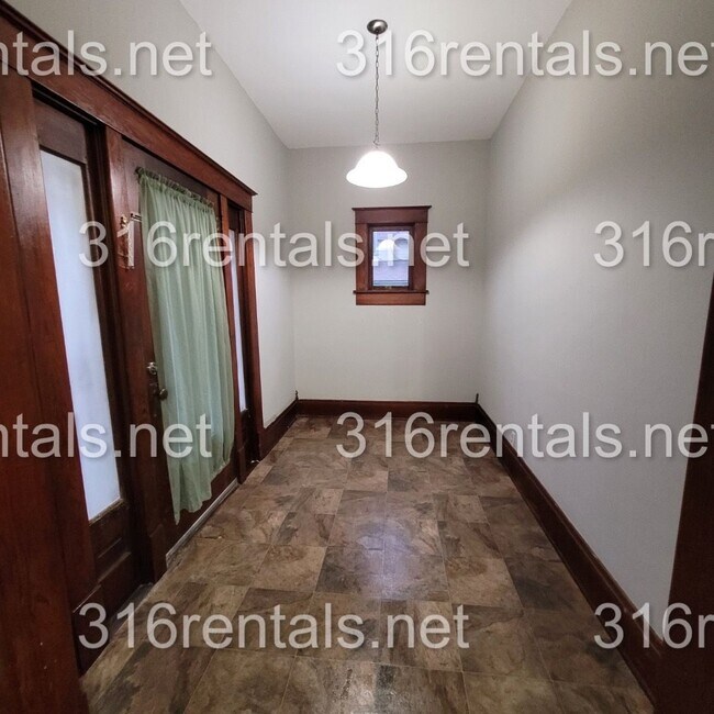 Building Photo - $850 - 2 bed 1 bath - Single Family Home