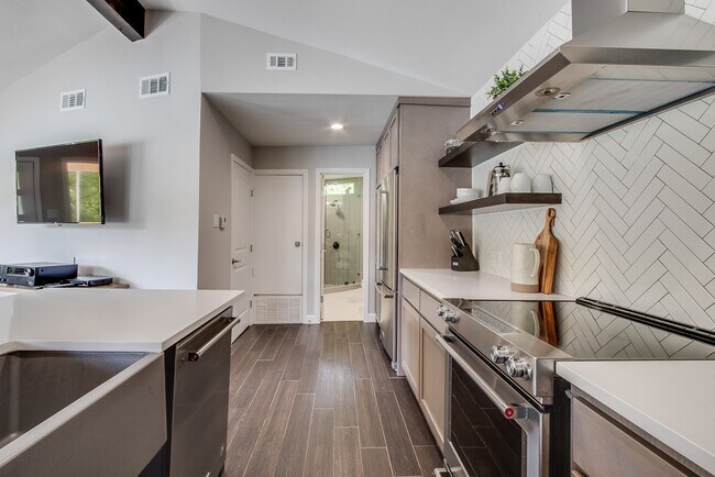 Building Photo - 1810 Lakeshore Dr