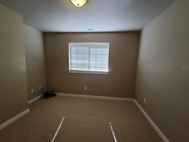 Building Photo - Beautiful 3 Bed 2.5 Bath Town house with A...