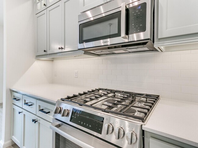 Building Photo - Luxury, Zero Maintenance Living Edmond Townhome