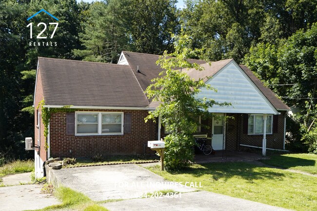 Building Photo - 3 Bedroom Unit with Electric and Water Utilities Included!!