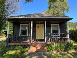 Building Photo - Cute and clean 2 Bedroom 1 Bathroom home in the heart of Roseburg.