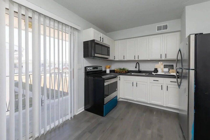 Kitchen - Christiana Pointe Apartments