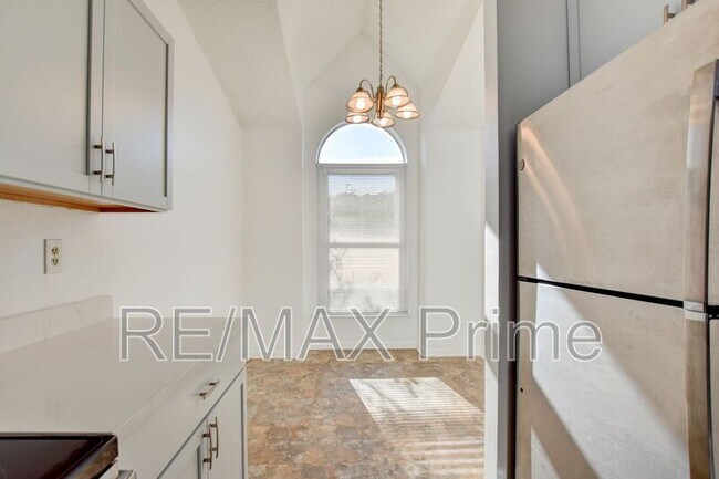 Building Photo - 525 E Lake Cir