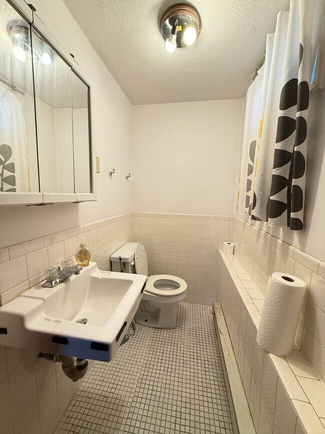 Building Photo - 4bed 1.5 bath in Waltham available on 9/1