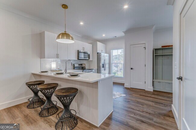 Building Photo - 93 Chateau Dr SE