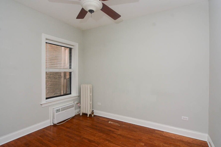 Building Photo - 722 W Addison St