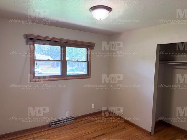 Building Photo - 1321 Lakewood Dr