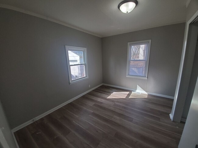 Building Photo - 3 Bedroom, 1 Bathroom with partially fence...