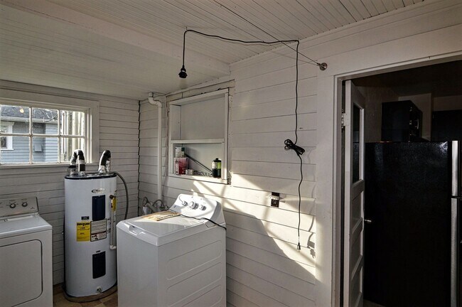 Building Photo - Spacious South Tacoma Home with Modern Updates & Fenced Yard