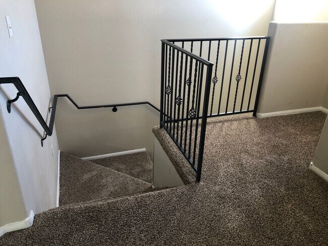 Building Photo - Great Condo, Convenient Location in a Gated Community