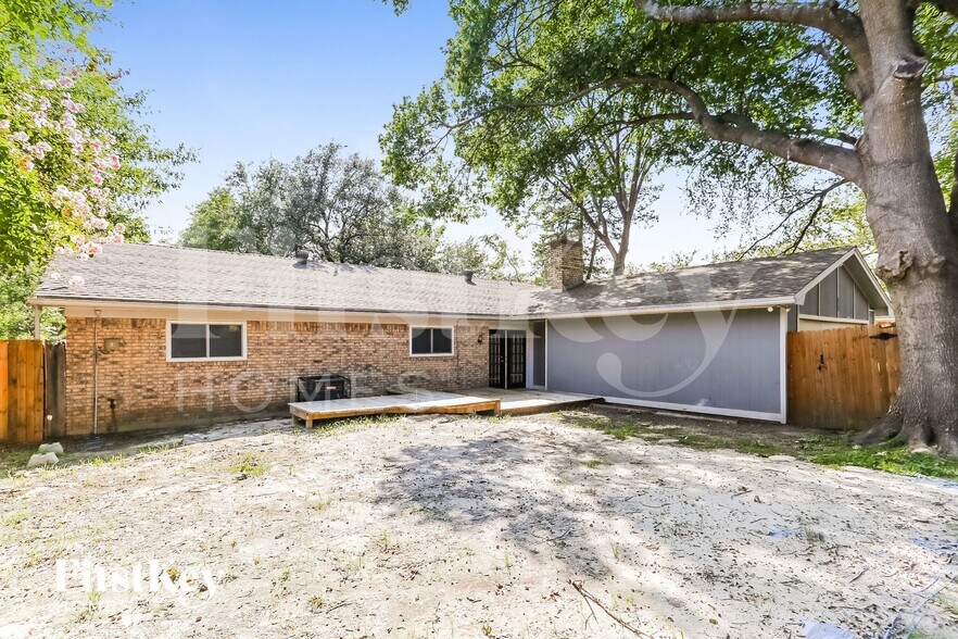 Building Photo - 223 Linda Ln