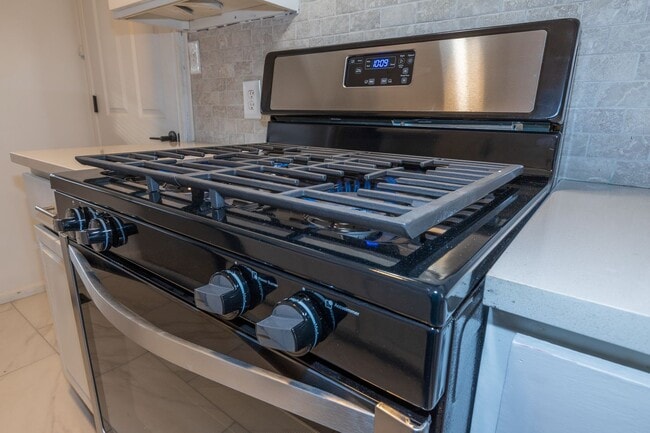 Building Photo - Beautiful 3 bedroom 1 bath, Available in April!