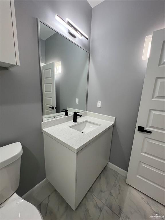 Building Photo - 19 E Iris Ave